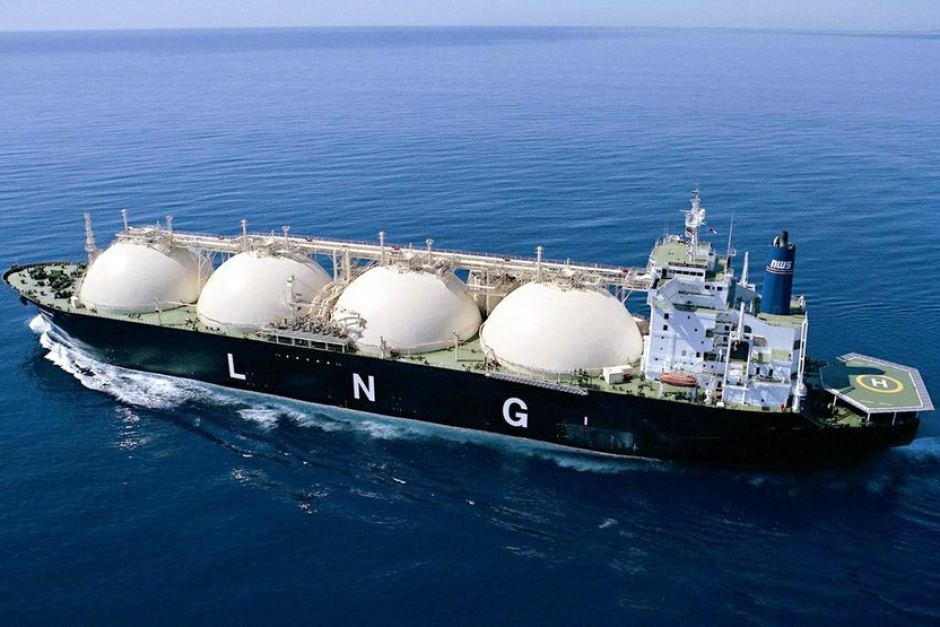 An LNG carrier under way at sea, the class of ship behind the first gas power vessels